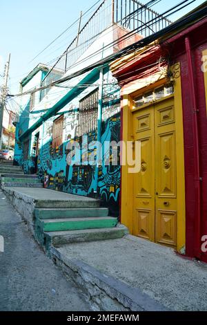 Street Art Graffiti in Valparaiso Chile farbenfrohe Treppentür Stockfoto