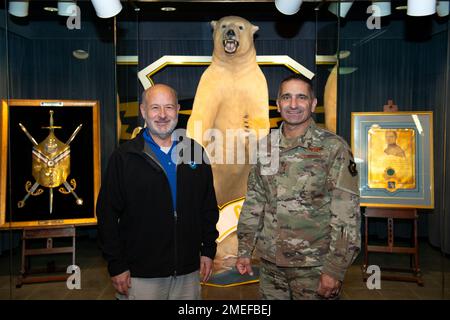 USA Generalleutnant David Nahom, Befehlshaber der Region Alaska NORAD, Kommandobereich Alaska und 11. Luftwaffe, Und Dr. Richard „Rick“ Spinrad, stellvertretender Unterstaatssekretär für Handel und Atmosphäre und Administrator der Nationalen Ozean- und Atmosphärenverwaltung, posiert für ein Foto in der Alaska NORAD Region, dem Alaska Kommando und dem 11. Air Force-Hauptsitz auf der Gemeinsamen Basis Elmendorf-Richardson, Alaska, 16. August 2022. Dieses Engagement unterstreicht die Bedeutung der Förderung interinstitutioneller Beziehungen mit föderalen Partnern, um die nationale Sicherheit der Arktis anzugehen. Stockfoto