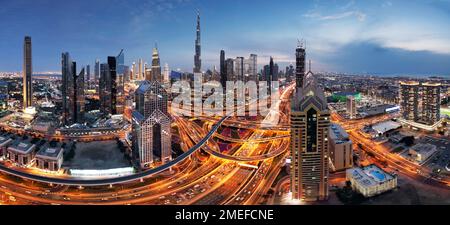 Panorama der Skyline von Dubai mit Butj Khalifa - Luftaufnahme bei Nacht, Vereinigte Arabische Emirate Stockfoto