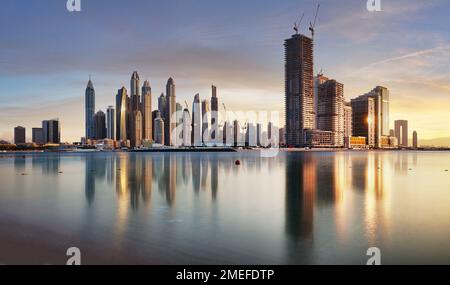 Dubai Skyline Marina mit Reflexion bei farbenfrohem Sonnenuntergang, UUEA Stockfoto