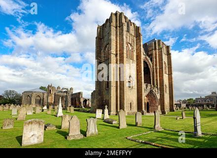 Die Elgin Cathedral im Nordosten Schottlands ist eine majestätische Ruine aus dem 13.. Jahrhundert mit einer dramatischen Geschichte, der Laterne des Nordens. Stockfoto