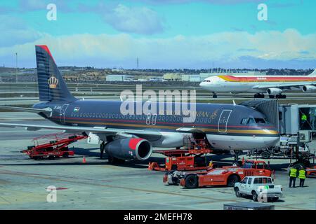 Madrid, Spanien - 10. April 2022: Farbenfrohe Flugzeuge im Terminal des internationalen Flughafens Madrid Stockfoto