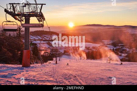 Farbenfrohes Ski-Resort bei Sonnenuntergang im Winter in den Krahule-Bergen in der Slowakei Stockfoto