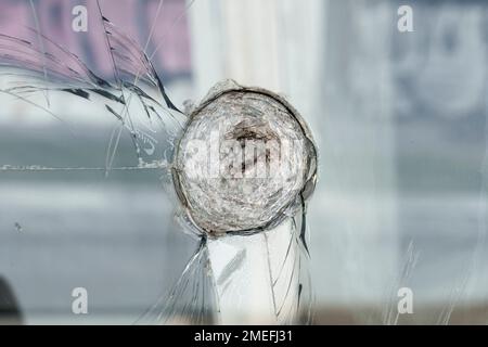 Zerbrochenes Glas mit Rissen auf der Straße Stockfoto