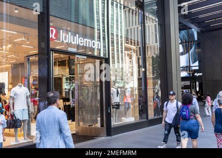 Sydney, Australien Lululemon Bekleidungsgeschäft auf der George Street, der Aktivbekleidung und Yoga-Bekleidung verkauft, Sommer 2023, Australien Stockfoto