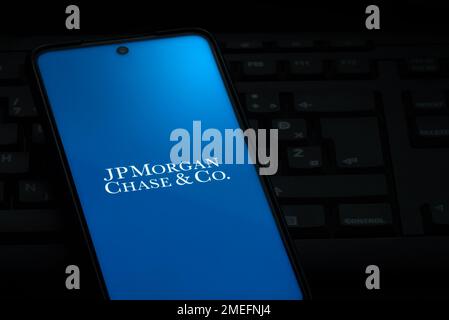 Ljubljana, Slowenien - 21. Januar 2023: JPMorgan Chase Co. Logo auf Smartphone-Bildschirm auf Computertastatur Stockfoto
