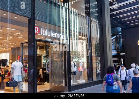 Sydney, Australien Lululemon Bekleidungsgeschäft auf der George Street, der Aktivbekleidung und Yoga-Bekleidung verkauft, Sommer 2023, Australien Stockfoto