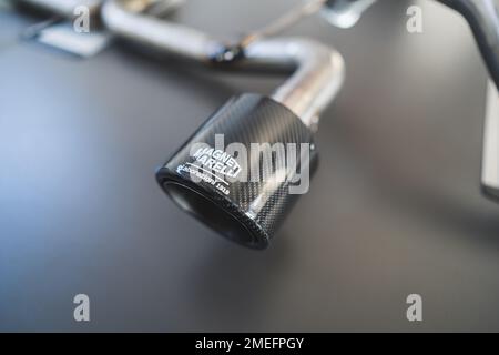 12.19.2023 Warschau, Polen – Magneti Marelli – Nahaufnahme eines Sportauspuff-Rohrs. Werkstattkonzept. . Hochwertiges Foto Stockfoto