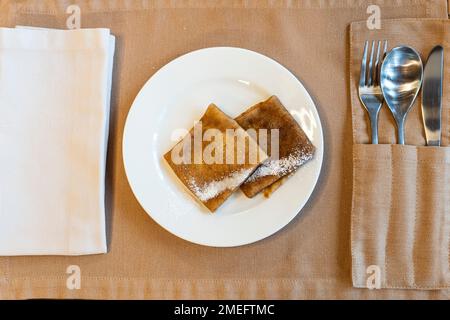 Teller mit vielen Pfannkuchen auf weißem Teller, Blick von oben Stockfoto