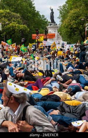 Paris, FRANKREICH - Demonstration zur nuklearen Abwehr von Environmental N.G.O's. , Crowd Laying Down, die-in, Protest, PS-48451 Stockfoto