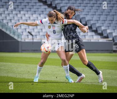 Auckland, Neuseeland, Januar 21. 2023: AVA Collins (28 Neuseeland widersetzt sich Sofia Huerta (8 USA) während der International Friendly Between USA and the New Zealand Football Farns im Eden Park in Auckland, Neuseeland. (Joe Serci/SPP) Stockfoto