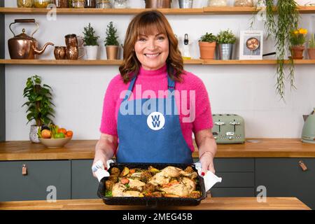 REDAKTION NUR TV-Moderatorin und Botschafterin der Gewichtler, Lorraine Kelly, wird gezeigt, wie man das landesweit beliebteste „January Blues“-Komfortessen zubereitet, einschließlich eines Tabletbake Sunday Roast von Chefkoch Zena Kamgaing, um hervorzuheben, dass man mit WW immer noch Gewicht verlieren kann, ohne dabei zu verlieren. Ausgabedatum: Dienstag, 24. Januar 2023. Stockfoto