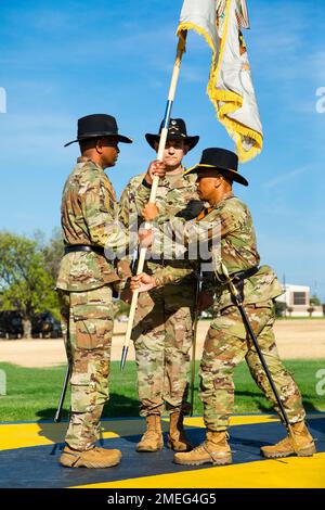 Oberstleutnant Ronald B. Oyardo, 15., Finance Support Battalion (rechts), übergibt die Farben an Oberst Anthony L. Wilson Sr, Befehlshaber, 1. Kavalleriedivision Sustainment Brigade (links), symbolisiert Oberstleutnant Ralph Schneider IV. Übernahme des Kommandos des 15. Finanzbataillons am 17. August 2022 in Fort Hood, TX. Die Aktivierungszeremonie ist bedeutsam, da das 15. Finanzbataillon, ursprünglich als 15. Finance Company bezeichnet, der 1. Kavallerie-Division zugewiesen wurde, als es am 15. März 1971 gegründet wurde, bevor es neu benannt wurde. (Foto von U.S. Army SGT Froylan Grimaldo, 1. Caval Stockfoto