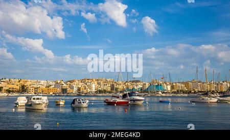 Valletta, Malta - Panoramablick auf die Bucht von Valletta mit Segelbooten und Schiffen und blauem Himmel mit Wolken an einem sonnigen Sommertag Stockfoto