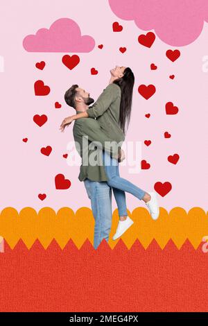 Collagenfoto von zwei jungen Schülern umarmt Mann mit Frau trägt die gleiche Kleidung idyllische Harmonie zum Hochzeitstag der Beziehung isoliert auf pinkfarbenem Hintergrund Stockfoto