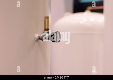 Medizinische Sauerstofftanks mit analogem Manometer. Selektiver Fokus. Stockfoto