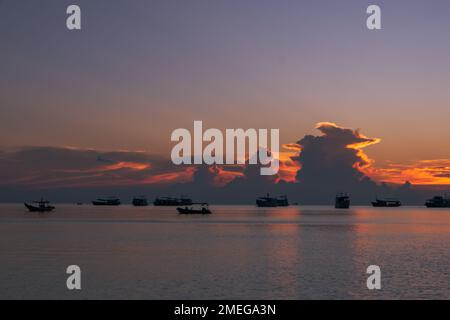 Fischerboote am Horizont eines herrlichen Sonnenuntergangs auf der Tauchinsel Koh Tao, Thailand Stockfoto