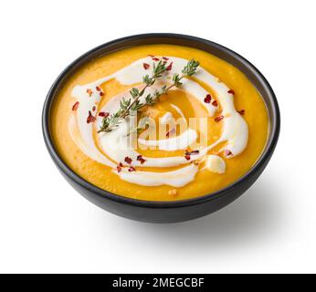 Schüssel mit Gemüse-Sahne-Suppe auf weißem Hintergrund isoliert Stockfoto