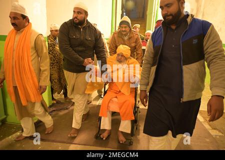 Ajmer, Indien. 24. Januar 2023. Dargah Dewan (spiritueller Kopf) Syed Zainul Abideen während Mehfil und Khusl Ki Rasam während der jährlichen Urs in Ajmer. (Foto: Shaukat Ahmed/Pacific Press) Kredit: Pacific Press Media Production Corp./Alamy Live News Stockfoto