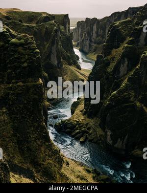 Eine vertikale Aufnahme von Fjaorargljufur, einem wunderschönen dramatischen Canyon in Südisland Stockfoto