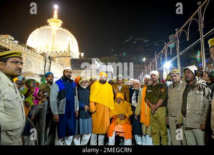 Ajmer, Indien. 24. Januar 2023. Dargah Dewan (spiritueller Kopf) Syed Zainul Abideen während Mehfil und Khusl Ki Rasam während der jährlichen Urs in Ajmer. (Foto: Shaukat Ahmed/Pacific Press) Kredit: Pacific Press Media Production Corp./Alamy Live News Stockfoto