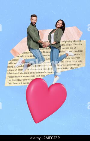 Vertikales Collage-Bild von zwei reizenden, aufgeregten Mini-Menschen, die Arme halten und eine große, auf gemaltem Hintergrund isolierte Buchseite mit Herzstück springen Stockfoto