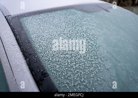 Nahaufnahme der gefrorenen Windschutzscheibe des Autos im Winter Stockfoto