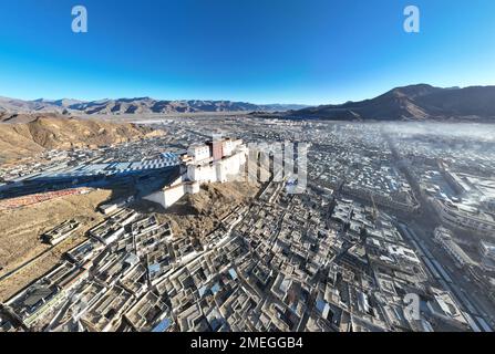 Xigaze. 24. Januar 2023. Dieses Luftfoto wurde am 24. Januar 2023 aufgenommen und zeigt den Morgenblick auf Xigaze, die autonome Region Tibet im Südwesten Chinas. Nach dieser Tradition gingen die Menschen hier früh am Morgen los, um neue Gebetsflaggen auf den Bergen und auf ihren Hausdächern aufzuhängen, um das neue Jahr unter dem tibetischen Kalender zu feiern. Kredit: Jigme Dorje/Xinhua/Alamy Live News Stockfoto