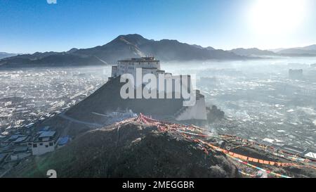 Xigaze. 24. Januar 2023. Dieses Luftfoto wurde am 24. Januar 2023 aufgenommen und zeigt den Morgenblick auf Xigaze, die autonome Region Tibet im Südwesten Chinas. Nach dieser Tradition gingen die Menschen hier früh am Morgen los, um neue Gebetsflaggen auf den Bergen und auf ihren Hausdächern aufzuhängen, um das neue Jahr unter dem tibetischen Kalender zu feiern. Kredit: Jigme Dorje/Xinhua/Alamy Live News Stockfoto