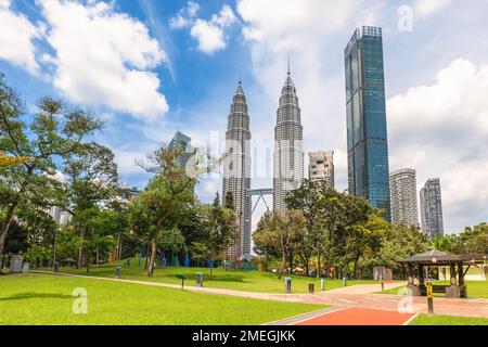 12. Januar 2023: petronas Twin Towers, die höchsten Gebäude in Kuala Lumpur, malaysia und die höchsten Zwillingstürme der Welt. Die Bauarbeiten begannen Stockfoto