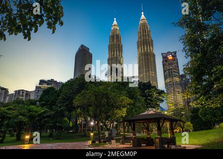 11. Januar 2023: petronas Twin Towers, die höchsten Gebäude in Kuala Lumpur, malaysia und die höchsten Zwillingstürme der Welt. Die Bauarbeiten begannen Stockfoto