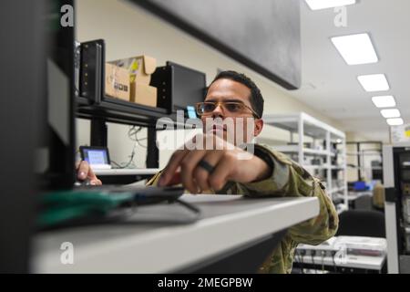 Airman 1. Klasse Carlos Quiles Melendez, ein Labortechniker für Präzisionsmessgeräte der 18. Component Maintenance Squadron, verweist auf einen technischen Auftrag auf der Kadena Air Base, Japan, 17. August 2022. Technische Aufträge informieren Techniker über Themen, die von Spezifikationen der Ausrüstung bis hin zu Anweisungen zur sicheren Kalibrierung reichen. Die Sicherstellung, dass die Ausrüstung kalibriert ist und präzise funktioniert, ermöglicht es Kadena, weiterhin eine strategische Basis zu sein und die Überlegenheit in der Luftstromversorgung aufrechtzuerhalten. Stockfoto