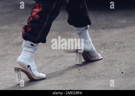 Mailand, Italien - 24. Februar 2022: Frau in Jeans mit Socken und Maultieren. Stockfoto