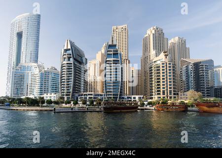 Dubai Marina Wolkenkratzer, Hafen mit Luxusyachten und Marina Promenade, Dubai Vereinigte Arabische Emirate Stockfoto