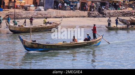 Blick auf den Atlantik im Hafen von Elmina mit den Fischern in den Booten in Ghana, Westafrika Stockfoto