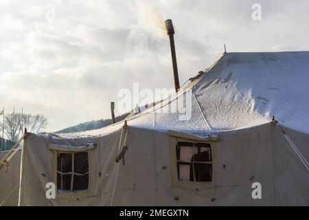 Seile zur Befestigung mobiler Armeezelte. Befestigungselemente vorgefertigter Planenzelte. Stockfoto