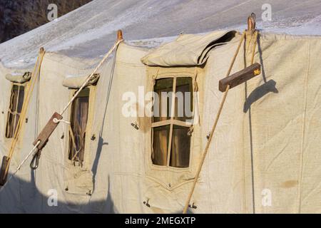 Seile zur Befestigung mobiler Armeezelte. Befestigungselemente vorgefertigter Planenzelte. Stockfoto