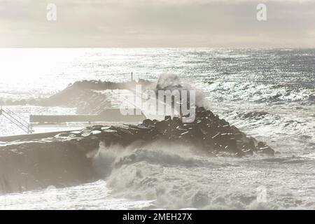 Ondas fortes arrebetam no quebra-mar do Pontão da Ericeira [starke Wellen brechen am Wellenbrecher von Pontão da Ericeira] Ericeira - Mafra Portugal Stockfoto