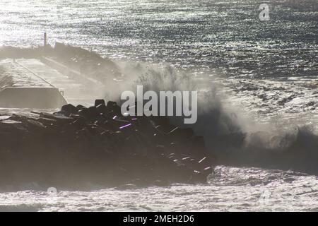 Ondas fortes arrebetam no quebra-mar do Pontão da Ericeira [starke Wellen brechen am Wellenbrecher von Pontão da Ericeira] Ericeira - Mafra Portugal Stockfoto