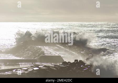 Ondas fortes arrebetam no quebra-mar do Pontão da Ericeira [starke Wellen brechen am Wellenbrecher von Pontão da Ericeira] Ericeira - Mafra Portugal Stockfoto