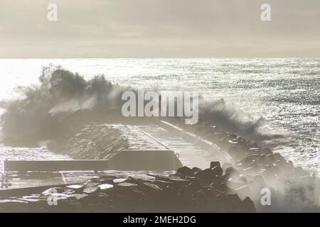 Ondas fortes arrebetam no quebra-mar do Pontão da Ericeira [starke Wellen brechen am Wellenbrecher von Pontão da Ericeira] Ericeira - Mafra Portugal Stockfoto