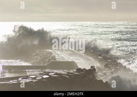 Ondas fortes arrebetam no quebra-mar do Pontão da Ericeira [starke Wellen brechen am Wellenbrecher von Pontão da Ericeira] Ericeira - Mafra Portugal Stockfoto