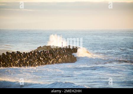 Ondas fortes arrebetam no quebra-mar do Pontão da Ericeira [starke Wellen brechen am Wellenbrecher von Pontão da Ericeira] Ericeira - Mafra Portugal Stockfoto