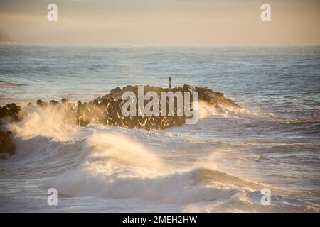 Ondas fortes arrebetam no quebra-mar do Pontão da Ericeira [starke Wellen brechen am Wellenbrecher von Pontão da Ericeira] Ericeira - Mafra Portugal Stockfoto