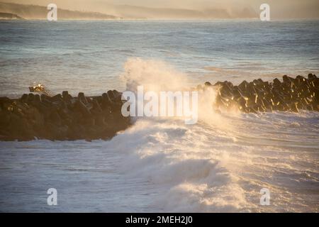 Ondas fortes arrebetam no quebra-mar do Pontão da Ericeira [starke Wellen brechen am Wellenbrecher von Pontão da Ericeira] Ericeira - Mafra Portugal Stockfoto