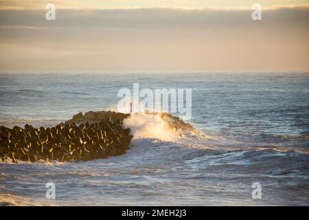 Ondas fortes arrebetam no quebra-mar do Pontão da Ericeira [starke Wellen brechen am Wellenbrecher von Pontão da Ericeira] Ericeira - Mafra Portugal Stockfoto