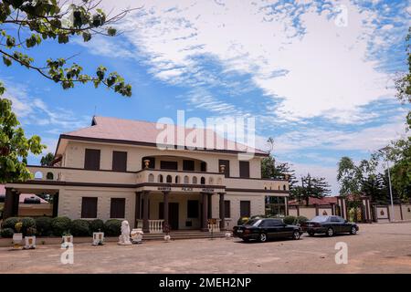 Kumasi, Ghana - 15. April 2022: Bild des Manhyia Palace Museums ist ein historisches Museum in Westafrika Stockfoto