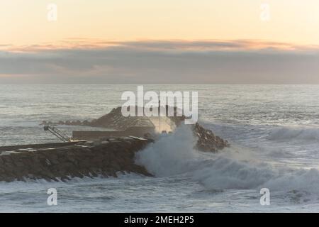 Ondas fortes arrebetam no quebra-mar do Pontão da Ericeira [starke Wellen brechen am Wellenbrecher von Pontão da Ericeira] Ericeira - Mafra Portugal Stockfoto