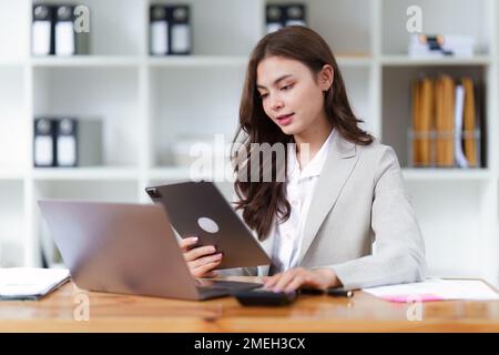 Administrator für Geschäftsleute Finanzprüfer, der den Bericht erstellt und den Saldo berechnet. Internes Erlös- und Buchhaltungskonzept Stockfoto