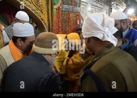 Ajmer, Rajasthan, Indien. 24. Januar 2023. Dargah Dewan (spiritueller Kopf) Syed Zainul Abideen während Mehfil und Khusl Ki Rasam während der jährlichen Urs in Ajmer. (Kreditbild: © Shaukat Ahmed/Pacific Press via ZUMA Press Wire) NUR REDAKTIONELLE VERWENDUNG! Nicht für den kommerziellen GEBRAUCH! Kredit: ZUMA Press, Inc./Alamy Live News Stockfoto